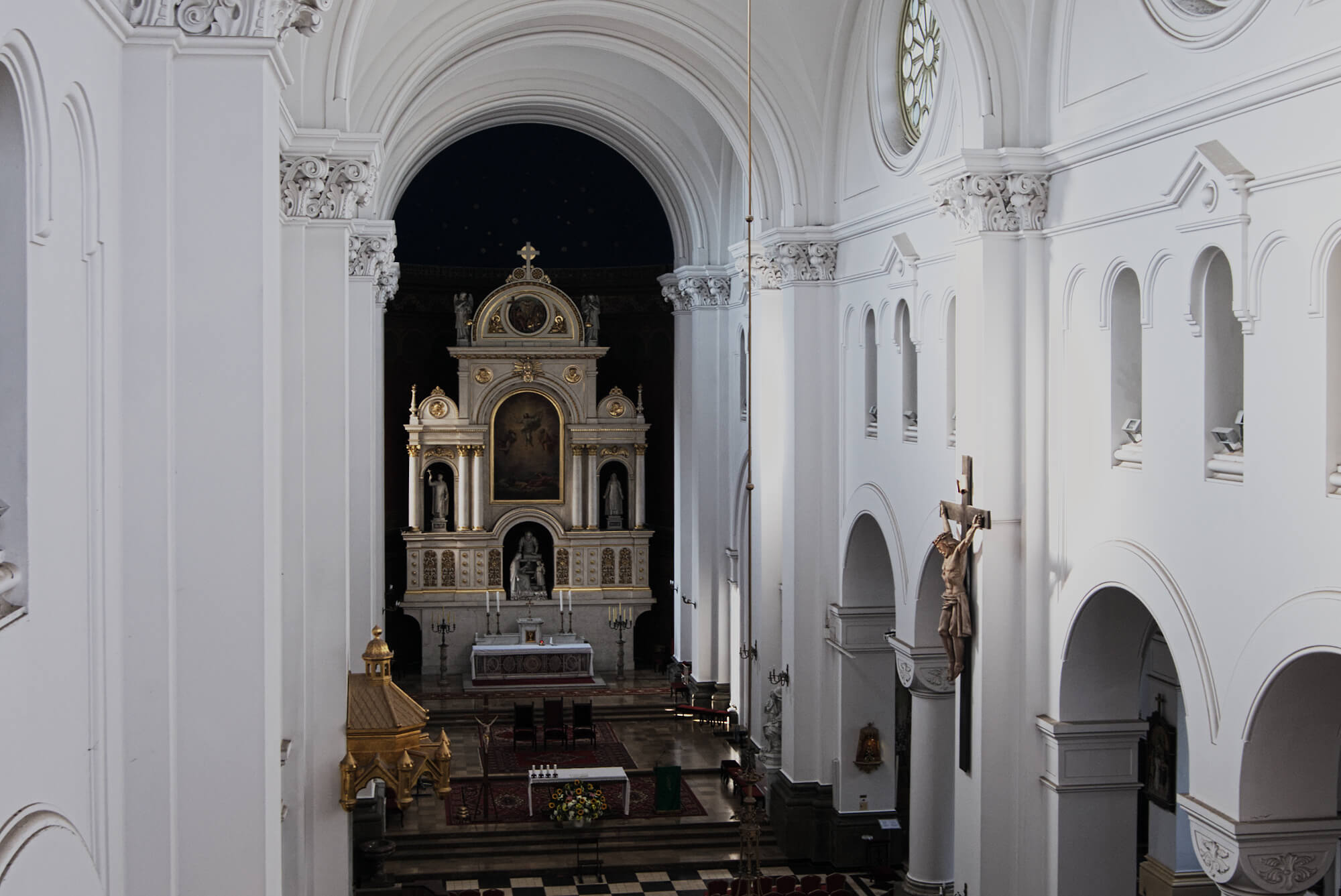 Widok nawy głównej kościoła w kierunku ołtarza i prezbiterium.